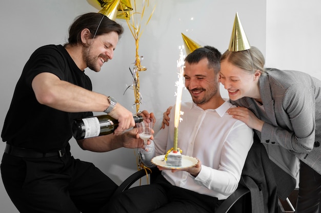 Persona celebrando un cumpleaños en la oficina