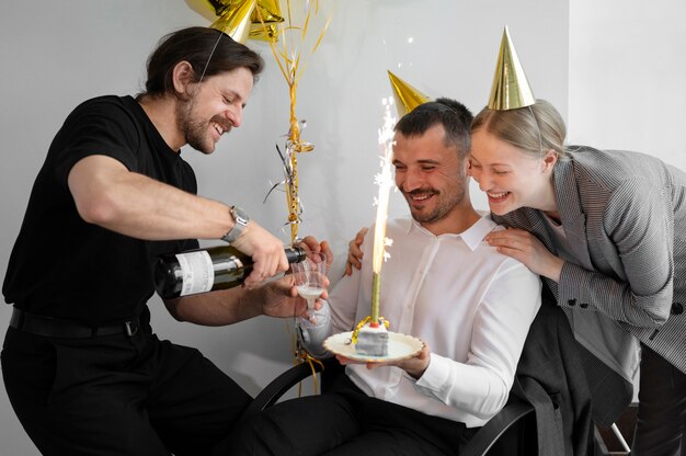 Persona celebrando un cumpleaños en la oficina