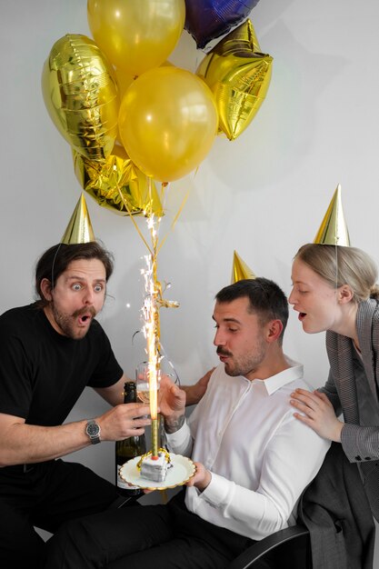 Persona celebrando un cumpleaños en la oficina