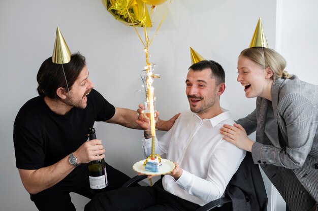 Persona celebrando un cumpleaños en la oficina