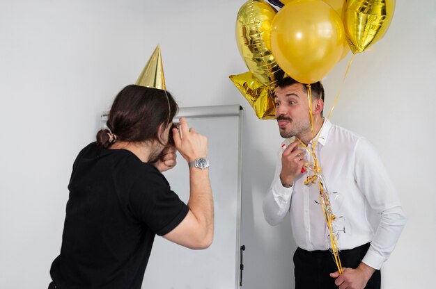 Persona celebrando un cumpleaños en la oficina