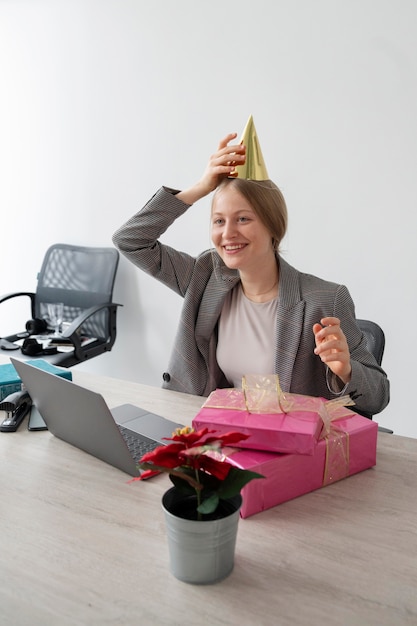 Foto gratuita persona celebrando un cumpleaños en la oficina