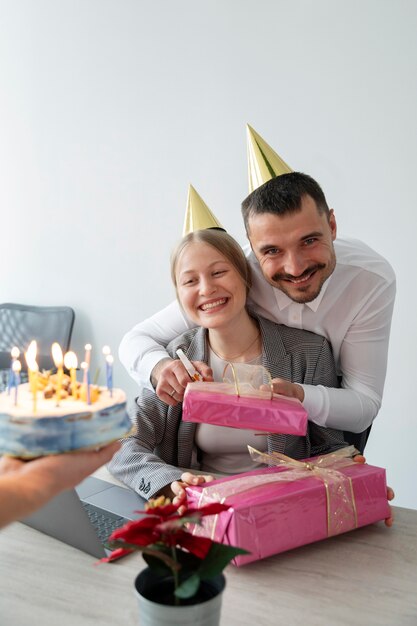 Persona celebrando un cumpleaños en la oficina