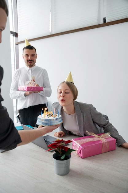 Persona celebrando un cumpleaños en la oficina