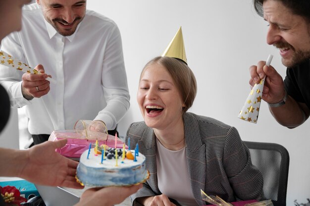 Persona celebrando un cumpleaños en la oficina