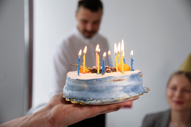 Foto gratuita persona celebrando un cumpleaños en la oficina