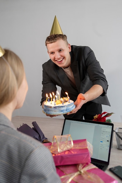 Persona celebrando un cumpleaños en la oficina