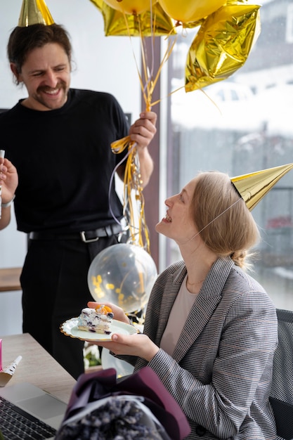 Persona celebrando un cumpleaños en la oficina