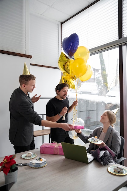 Persona celebrando un cumpleaños en la oficina