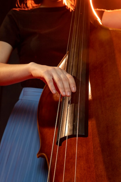 Persona celebrando el día del jazz