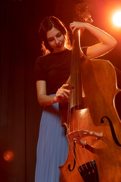 Persona celebrando el día del jazz