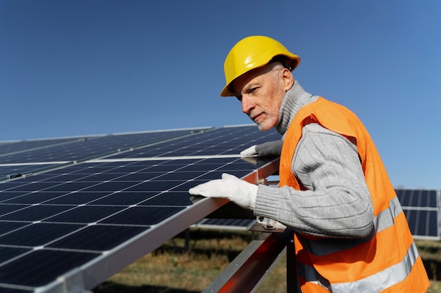 Persona cerca de la planta de energía alternativa