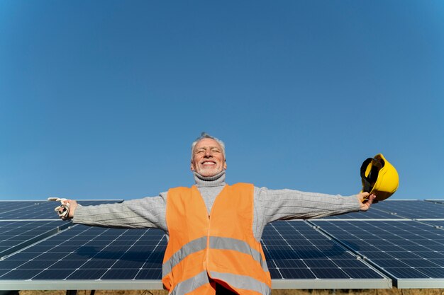 Persona cerca de la planta de energía alternativa