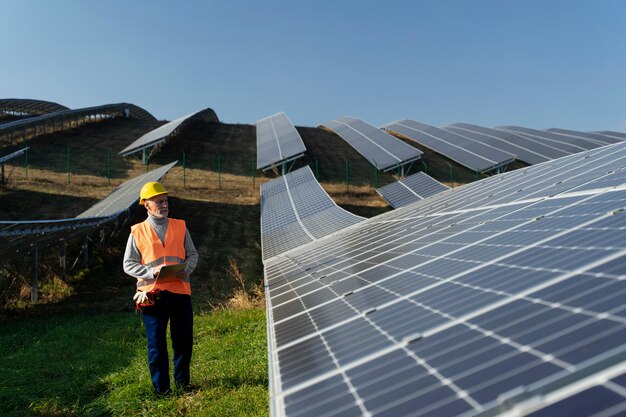 Persona cerca de la planta de energía alternativa