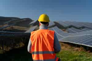 Foto gratuita persona cerca de la planta de energía alternativa