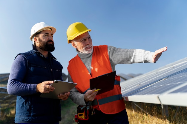 Persona cerca de la planta de energía alternativa