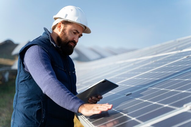 Persona cerca de la planta de energía alternativa