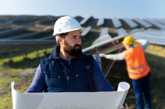 Persona cerca de la planta de energía alternativa