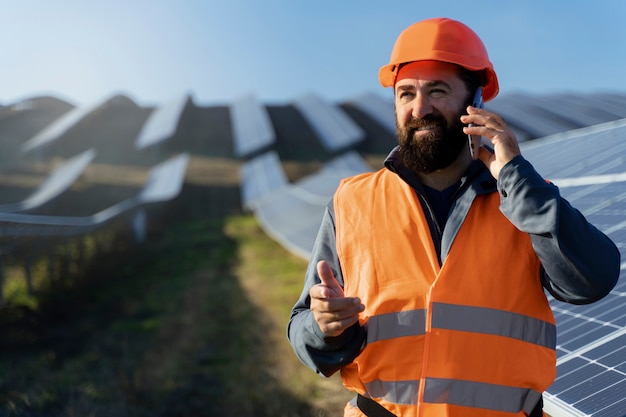 Foto gratuita persona cerca de la planta de energía alternativa