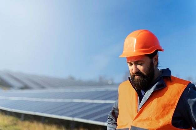 Persona cerca de la planta de energía alternativa