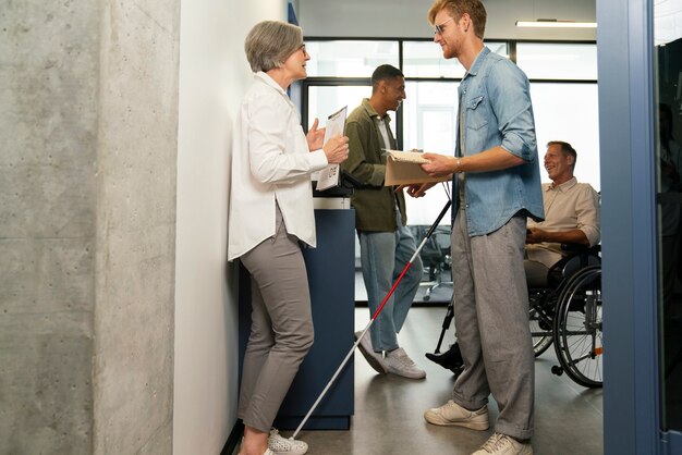 Persona ciega que trabaja en un trabajo de oficina inclusivo