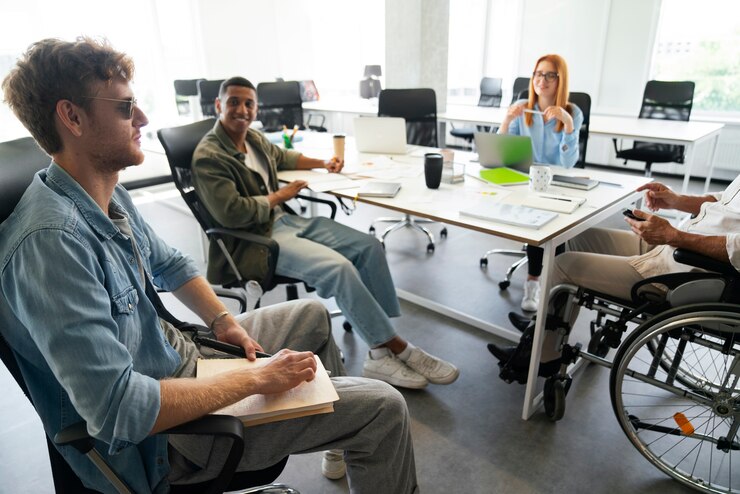 Foto gratuito persona ciega que trabaja en un trabajo de oficina inclusivo