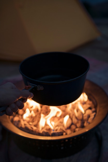 Persona cocinando en el campamento de fuego