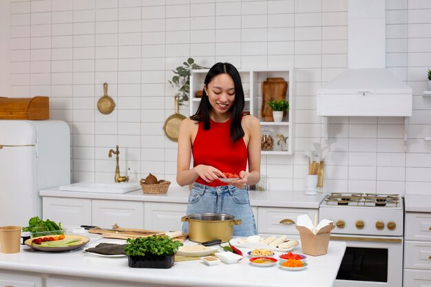 persona cocinando comida japonesa