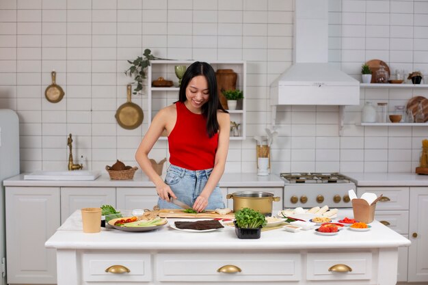 persona cocinando comida japonesa