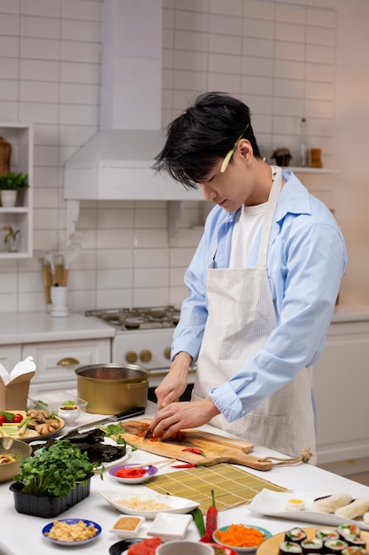 Foto gratuita persona cocinando comida japonesa