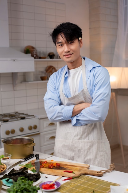 persona cocinando comida japonesa