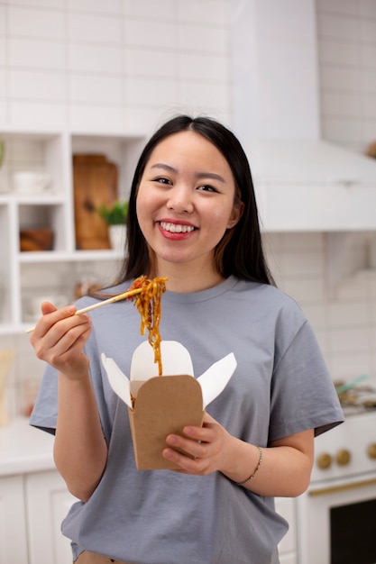 persona cocinando comida japonesa