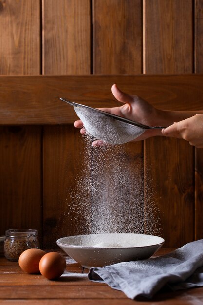 persona cocinando con harina