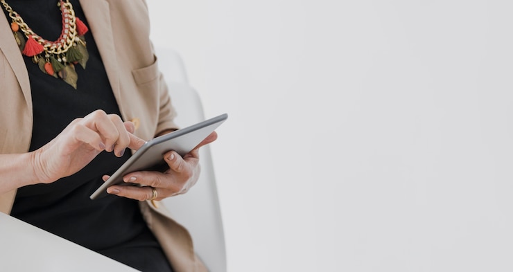 Foto gratuito persona con collar sosteniendo una tableta con copyspace