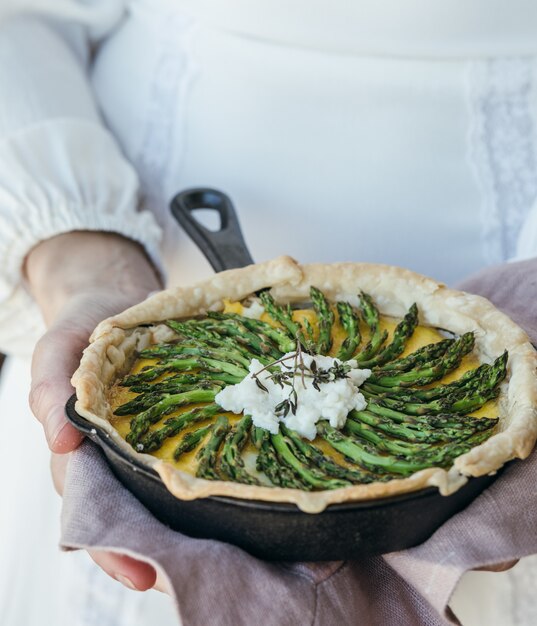 Persona con comida cocinada en sartén