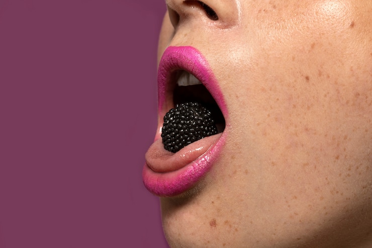 Foto gratuito persona comiendo un desierto de dulces