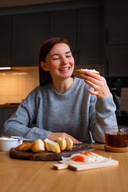 persona comiendo queso fresco