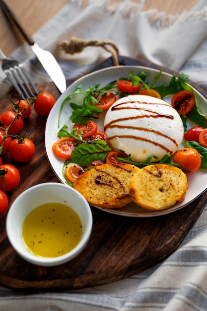 persona comiendo queso fresco