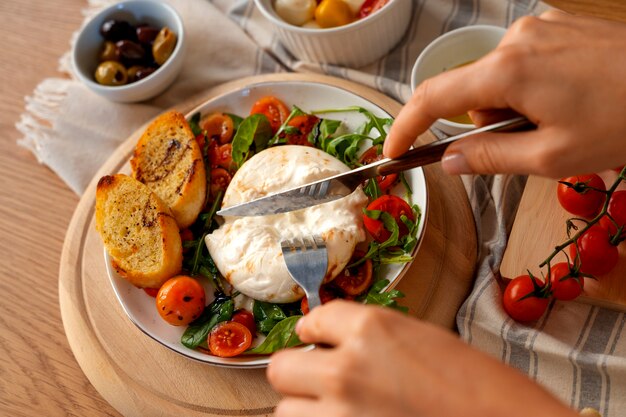 persona comiendo queso fresco