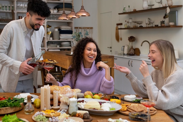 Foto gratuita persona comiendo queso fresco