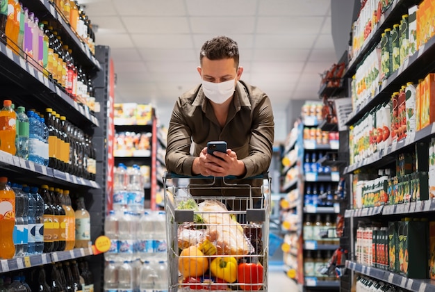 Persona comprando con mascarilla