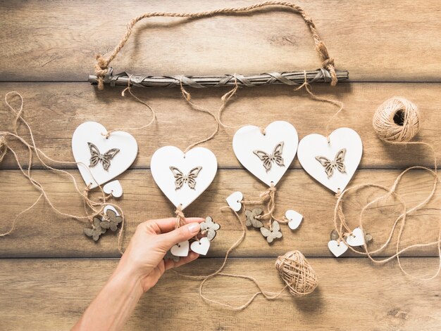 Una persona con corazón windchimes en tablón de madera con carrete