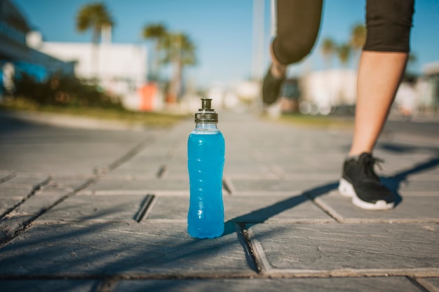 Foto gratuita persona corriendo en la bebida azul