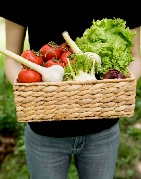 Persona con cubo con verduras