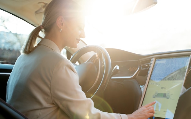 Foto gratuita persona cuidando coche eléctrico.