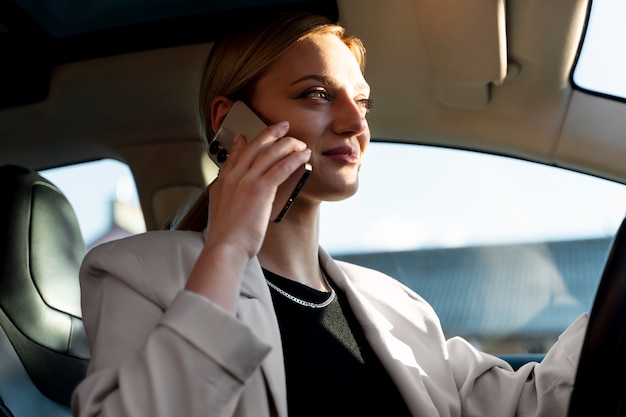 Foto gratuita persona cuidando coche eléctrico.