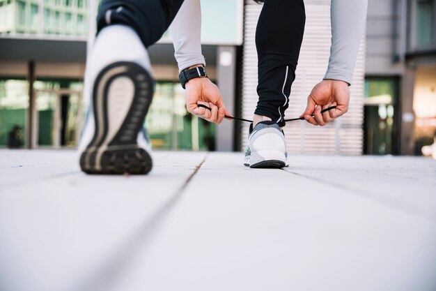 Persona en cultivo atando cordones