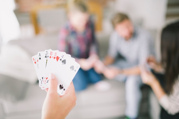 Persona de cultivo con cartas jugando con amigos