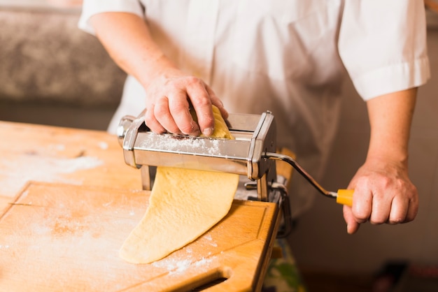 Persona de cultivo haciendo pasta