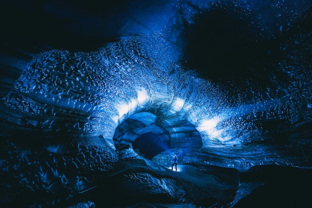 Persona dentro de la cueva